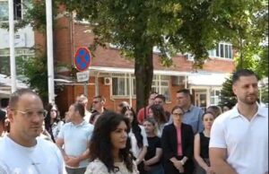 Omladina SNS-a ponovo organizovala performans ispred GO Medijana usmeren prema dr Miliću Omladina SNS-a ponovo organizovala performans ispred GO Medijana usmeren prema dr Miliću