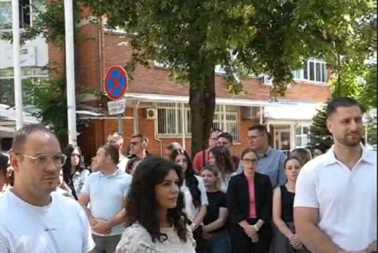 Omladina SNS-a ponovo organizovala performans ispred GO Medijana usmeren prema dr Miliću Omladina SNS-a ponovo organizovala performans ispred GO Medijana usmeren prema dr Miliću