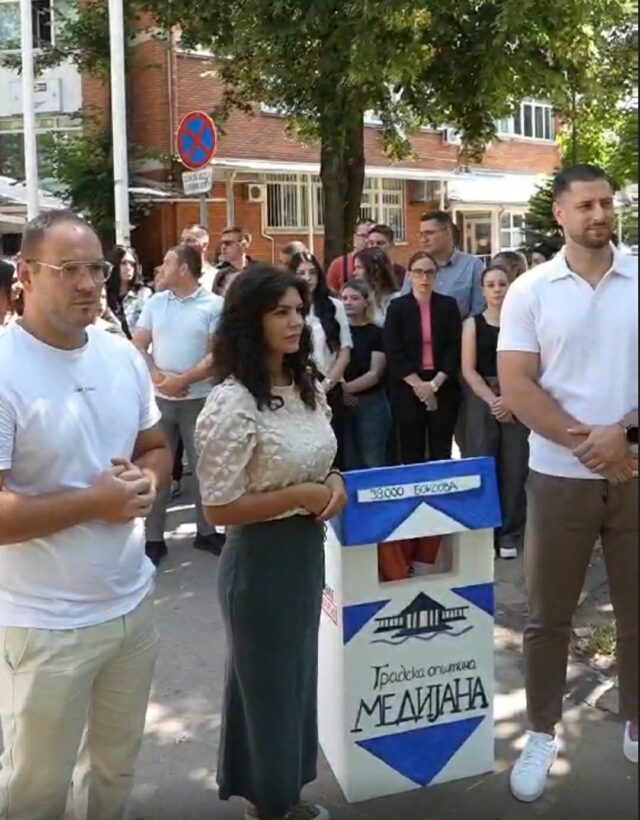 Omladina SNS-a ponovo organizovala performans ispred GO Medijana usmeren prema dr Miliću Omladina SNS-a ponovo organizovala performans ispred GO Medijana usmeren prema dr Miliću