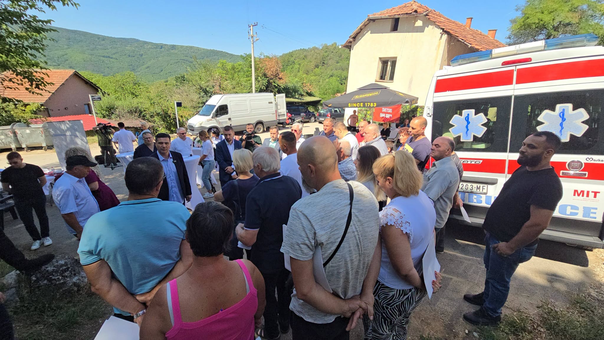 Pavlović sa meštanima Radikine Bare