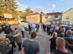 Pavlović obišao Oreovac. Selu potrebni obnova škole, ambulanta i bolji putevi Razgovor sa meštanima Oreovca