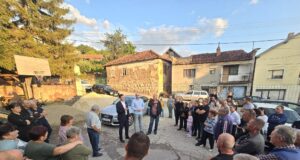 Pavlović obišao Oreovac. Selu potrebni obnova škole, ambulanta i bolji putevi Razgovor sa meštanima Oreovca