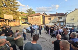 Pavlović obišao Oreovac. Selu potrebni obnova škole, ambulanta i bolji putevi Razgovor sa meštanima Oreovca