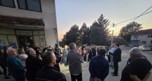 Meštani Pasjače traže asfalt, prostor za okupljanje i zamenu dotrajalih bandera Razgovor sa meštanima Pasjače