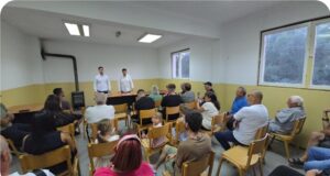 Gradonačelnik Pavlović obišao Paligrace: Meštani traže uklanjanje divlje deponije, igralište i priključak crkve na struju