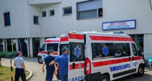 Teško povređeni dečak u nesreći u Crnoj Gori vraća se danas u Niš Teško povređeni dečak u nesreći u Crnoj Gori vraća se