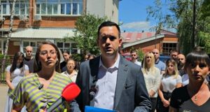 SNS traži objašnjenje za skup opozicije u sali GO Medijana. Đurić: Sve je urađeno u skladu sa procedurom Vuk Mladenović i omladina SNS-a