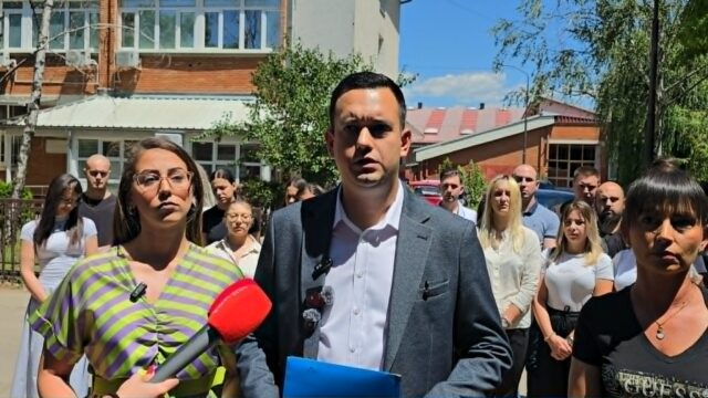 Vuk Mladenović i omladina SNS-a