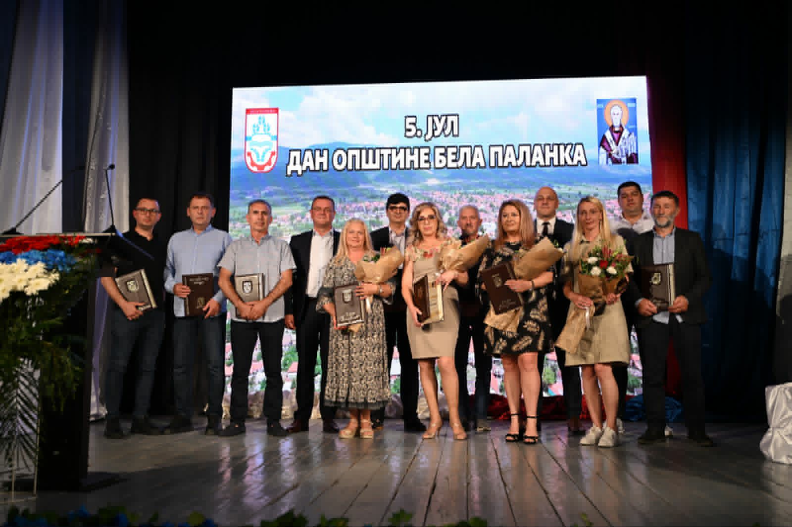 Zahvalnice institucijama i pojedincima