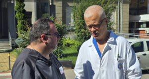 Vaskularni hirurg dr Nenad Ilić pridružio se timu za preventivne preglede po selima doc. dr Milan Lazarević i dr Nenad Ilić