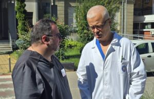 Vaskularni hirurg dr Nenad Ilić pridružio se timu za preventivne preglede po selima doc. dr Milan Lazarević i dr Nenad Ilić