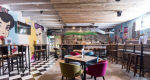 Niški umetnici predstavljaju svoje radove na prodajnoj izložbi u Labeerint pub-u