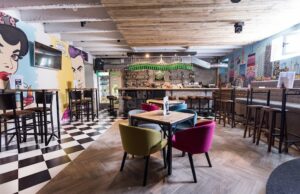 Niški umetnici predstavljaju svoje radove na prodajnoj izložbi u Labeerint pub-u Labeerint pub