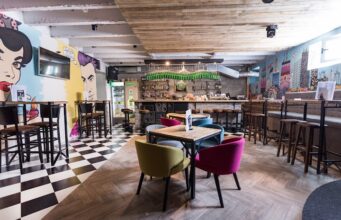 Niški umetnici predstavljaju svoje radove na prodajnoj izložbi u Labeerint pub-u