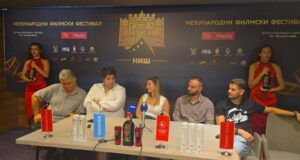 PRAVA „BOŽIĆNA AVANTURA“ BILA JE IZA KAMERA: Kupanje na minus četiri, Hitna na setu i prvi film Anastasije Knežević