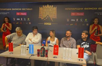 PRAVA „BOŽIĆNA AVANTURA“ BILA JE IZA KAMERA: Kupanje na minus četiri, Hitna na setu i prvi film Anastasije Knežević