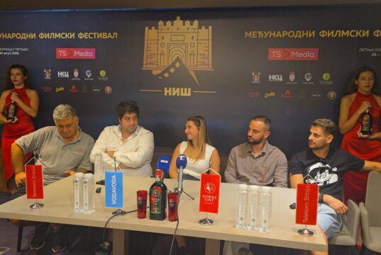 PRAVA „BOŽIĆNA AVANTURA“ BILA JE IZA KAMERA: Kupanje na minus četiri, Hitna na setu i prvi film Anastasije Knežević