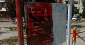 MUP : Maloletnik uhapšen zbog prefarbavanja stubova ulične rasvete, bandera i autobuskih stajališta