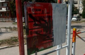 MUP : Maloletnik uhapšen zbog prefarbavanja stubova ulične rasvete, bandera i autobuskih stajališta Vandalizam na stubovima i znakovima