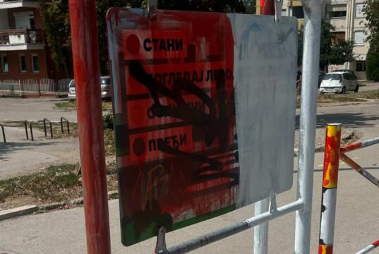 MUP : Maloletnik uhapšen zbog prefarbavanja stubova ulične rasvete, bandera i autobuskih stajališta