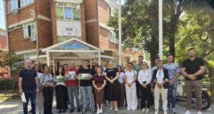 Omladina SNS-a ispred GO Medijana zatražila dokumentaciju o korišćenju službenog vozila