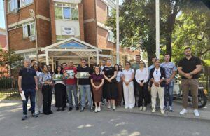 Omladina SNS-a ispred GO Medijana zatražila dokumentaciju o korišćenju službenog vozila