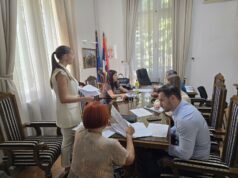 PAVLOVIĆ SA NIŠLIJAMA U GRADSKOJ KUĆI: Oko 200 građana traži rešenje za svoje probleme