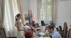 PAVLOVIĆ SA NIŠLIJAMA U GRADSKOJ KUĆI: Oko 200 građana traži rešenje za svoje probleme