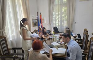 PAVLOVIĆ SA NIŠLIJAMA U GRADSKOJ KUĆI: Oko 200 građana traži rešenje za svoje probleme