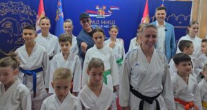 Gradonačelnik Pavlović ugostio holivudsku zvezdu: Van Dama prijatno iznenadili mladi karatisti