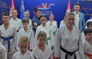 Gradonačelnik Pavlović ugostio holivudsku zvezdu: Van Dama prijatno iznenadili mladi karatisti