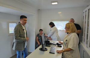 LEKOVI STIŽU DO NIŠKIH SELA: Mobilna apoteka počela obilazak, meštani zadovoljni Mobilna apoteka