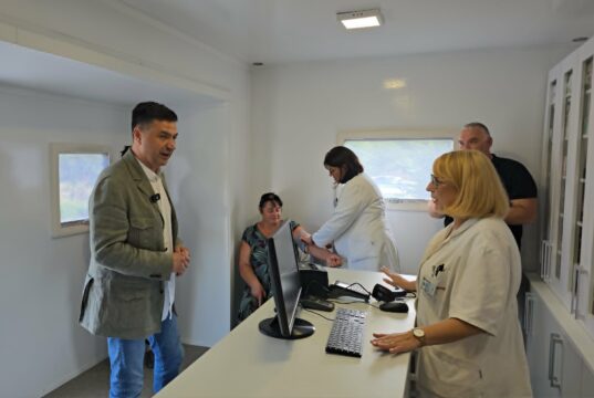 LEKOVI STIŽU DO NIŠKIH SELA: Mobilna apoteka počela obilazak, meštani zadovoljni Mobilna apoteka