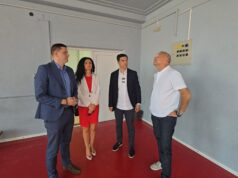 NOVA FASADA ZA GIMNAZIJU „9. MAJ“ I VELIKO INTERESOVANJE ĐAKA: Grad izdvojio 5 miliona, za 40 mesta na sportskom smeru konkurisalo 139 učenika Obilazak gimnazije 9. maj