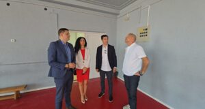 NOVA FASADA ZA GIMNAZIJU „9. MAJ“ I VELIKO INTERESOVANJE ĐAKA: Grad izdvojio 5 miliona, za 40 mesta na sportskom smeru konkurisalo 139 učenika Obilazak gimnazije 9. maj