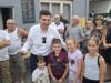 Pavlović u Pasi Poljani: Rešava se problem napona, meštani traže trotoar, mesto za okupljanje i mobilijar Pavlović sa mališanima iz Pasi Poljane koji traže mobilijar