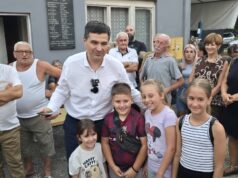 Pavlović u Pasi Poljani: Rešava se problem napona, meštani traže trotoar, mesto za okupljanje i mobilijar Pavlović sa mališanima iz Pasi Poljane koji traže mobilijar