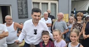 Pavlović u Pasi Poljani: Rešava se problem napona, meštani traže trotoar, mesto za okupljanje i mobilijar Pavlović sa mališanima iz Pasi Poljane koji traže mobilijar