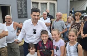 Pavlović u Pasi Poljani: Rešava se problem napona, meštani traže trotoar, mesto za okupljanje i mobilijar Pavlović sa mališanima iz Pasi Poljane koji traže mobilijar