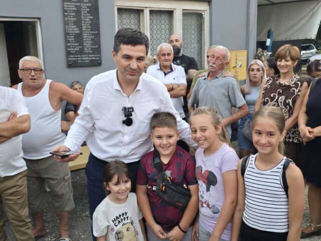 Pavlović sa mališanima iz Pasi Poljane koji traže mobilijar Pavlović sa mališanima iz Pasi Poljane koji traže mobilijar