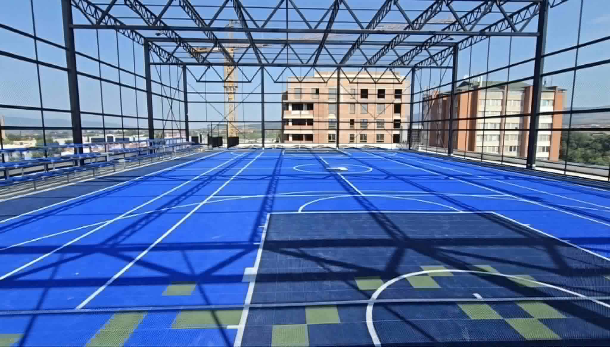 Teren za košarku i tenis na krovu NTP 2
