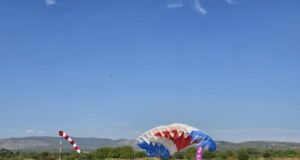 Šareni se nebo iznad Niša: Počelo 72. Otvoreno padobransko prvenstvo Srbije