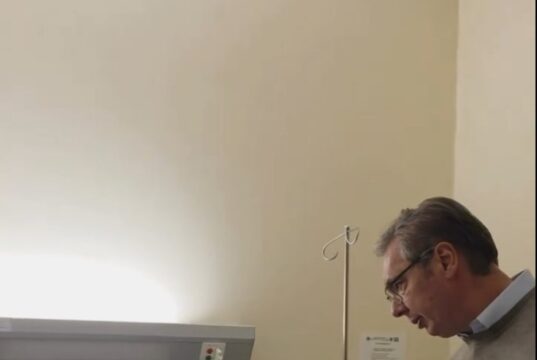 Vučić obišao povređenog aktivistu u UKC Niš: „Najvažnije je da se živ i zdrav vrati svom sinu“
