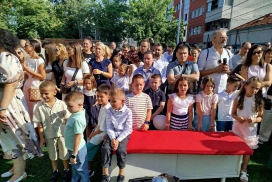 PRVO ŠKOLSKO ZVONO ZA 2.414 NIŠKIH PRVAKA: Počela nova školska godina
