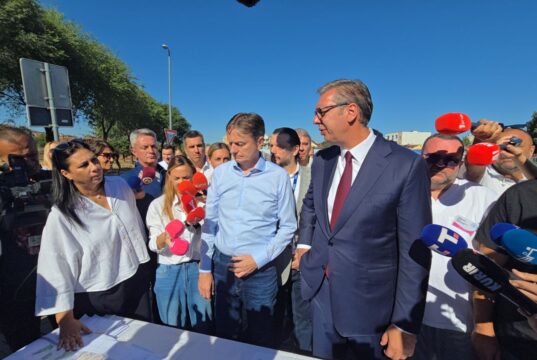 VUČIĆ U NIŠU: „HOĆU DA SE MAJKE NA NAJLEPŠI NAČIN SEĆAJU BORAVKA U BOLNICI“ – stiže novo porodilište i plan za jug Srbije