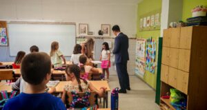 ŠKOLSKE KLUPE PONOVO PUNE OSMEHA: Pavlović sa đacima – „Najvažnije je drugarstvo“