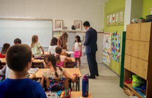 ŠKOLSKE KLUPE PONOVO PUNE OSMEHA: Pavlović sa đacima – „Najvažnije je drugarstvo“