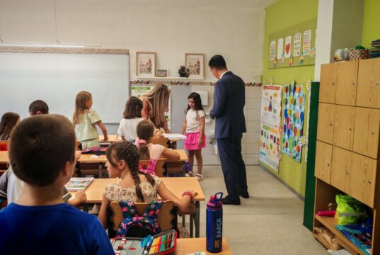 ŠKOLSKE KLUPE PONOVO PUNE OSMEHA: Pavlović sa đacima – „Najvažnije je drugarstvo“