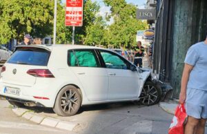 Auto udario u prodavnicu u Dušanovoj Saobraćajna nezgoda u Dušanovoj ulici