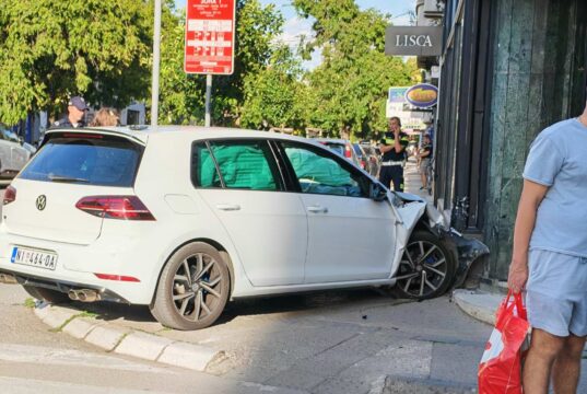 Auto udario u prodavnicu u Dušanovoj